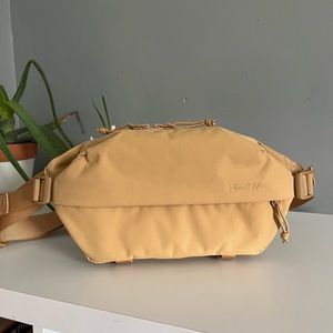 Moment Fanny Sling in color Sand